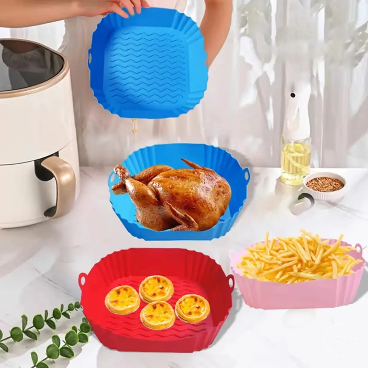 Récipient carré en silicone pour cuire et couvrir le panier d’un air fryer.